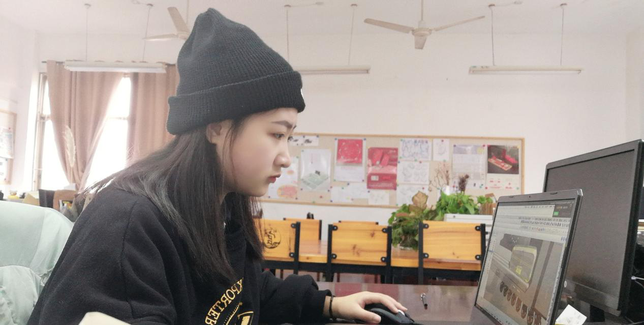 利用寒假专注于学习,是湖南工程学院学生崔雅茜留校期间的日常.