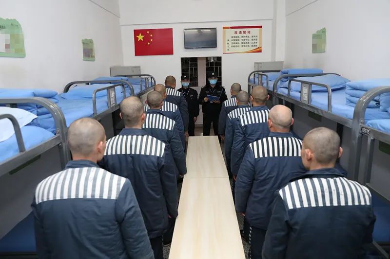 澎湃号>四川监狱>点名,落锁,巡查,监区民警的工作没有随着罪犯就寝而