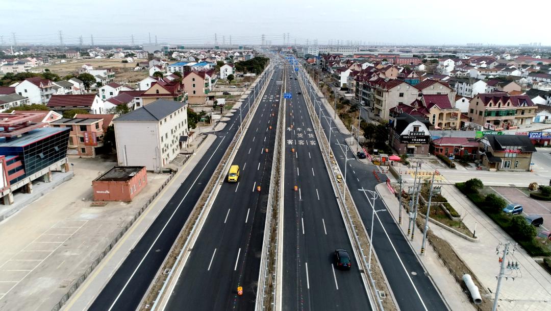 大叶公路新奉公路浦东区界路段主辅道率先建成通车