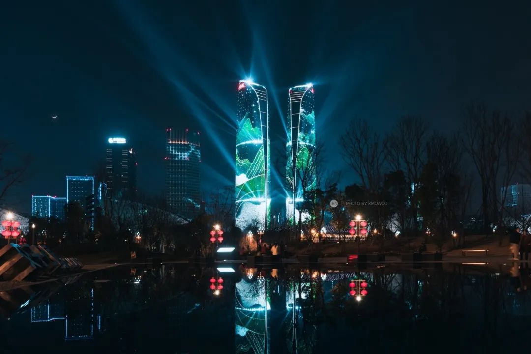 它"火力全开"堪称成都靓丽夜景的"科代表"成都金融城双子塔灯光秀莫过