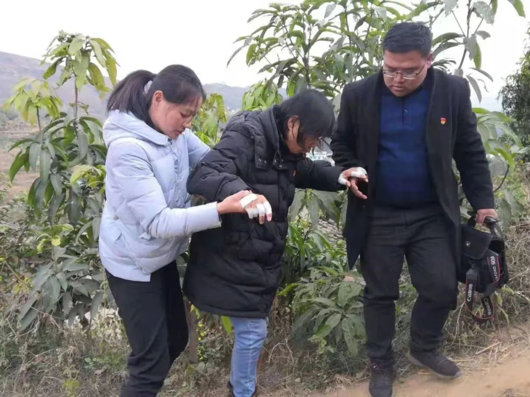 学习张桂梅精神这个春节张桂梅依然在家访