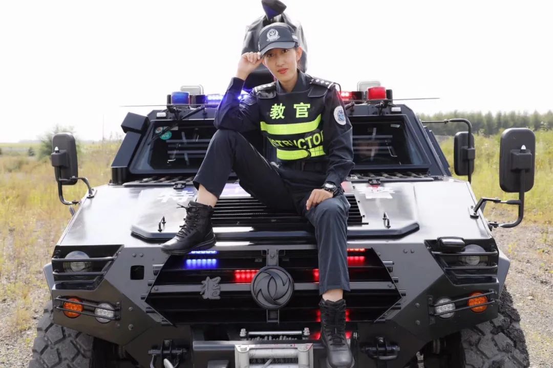 最美女警展播陈珊美子警营中的飒教官