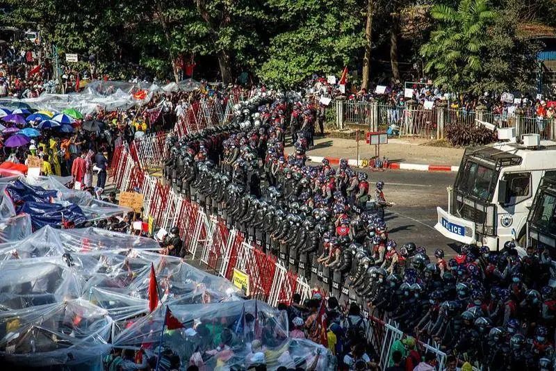 由z世代引领的一群缅甸艺术家,正在以画笔向军方"开战"