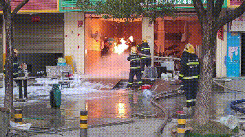 店铺煤气泄漏着火 消防员冲进火场徒手拎出煤气罐