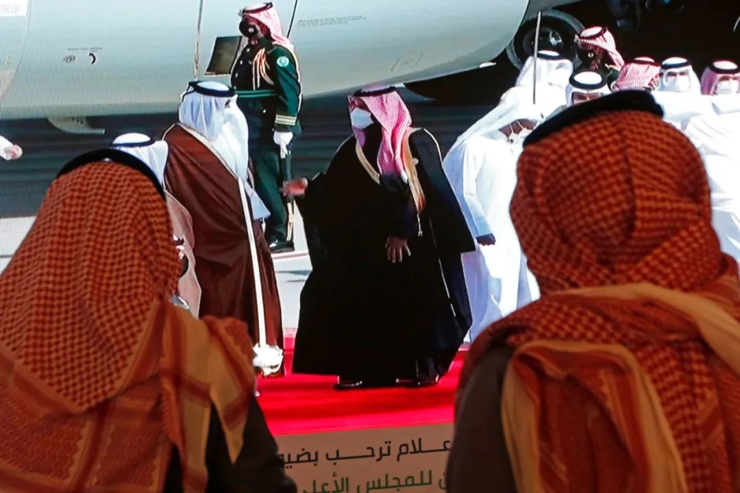 1月5日,沙特王储穆罕默德·本·萨勒曼到达卡塔尔·埃米尔·塔米尔