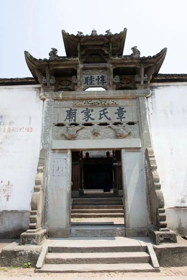 村子位于白露山下氏,距今已有近千年历史.