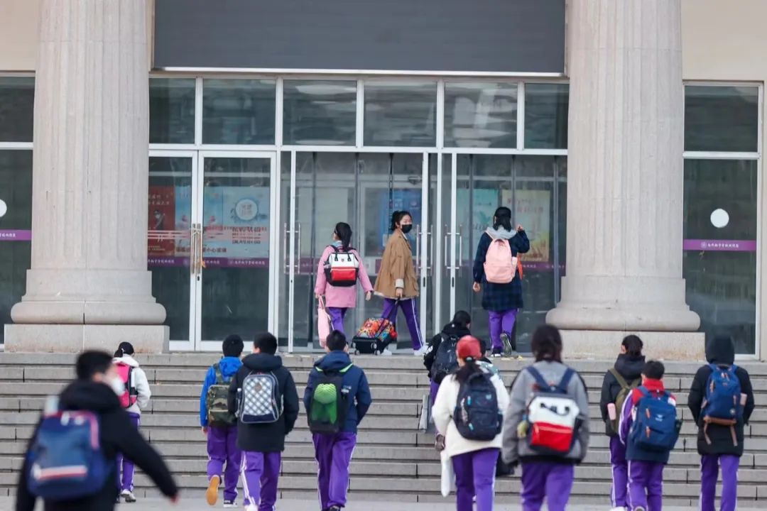 直击| 天津中小学开学第一天!这场面熟悉吗?