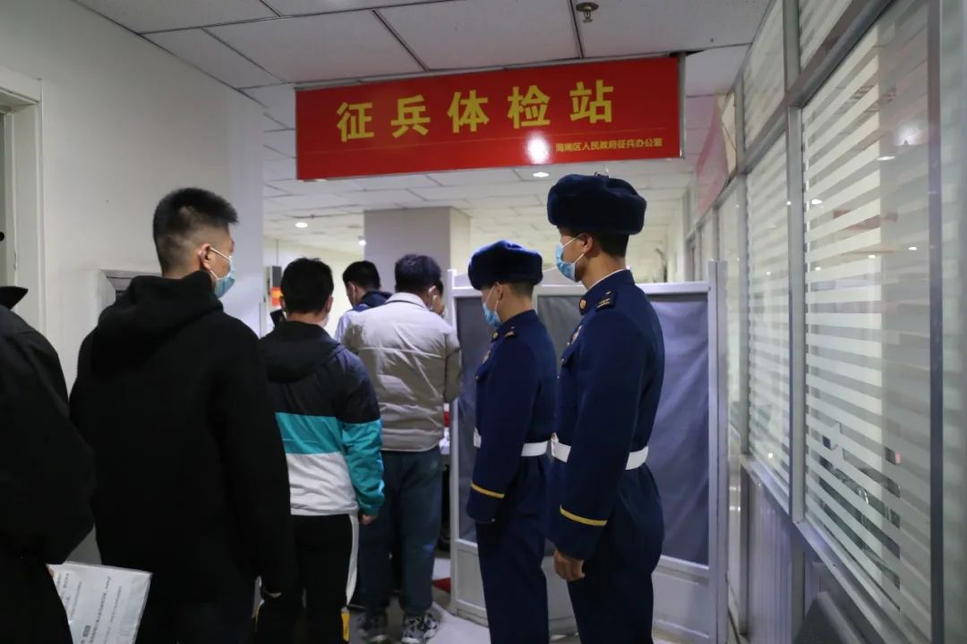 余名应征青年走进乌海市第三人民医院征兵体检站,参加全面的体格检查