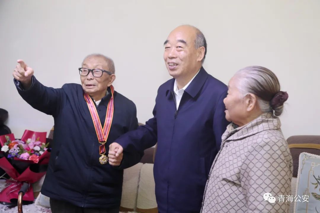 慰问参加抗美援朝战争的志愿军老战士周厚太,董世翼,任启邦及其家属