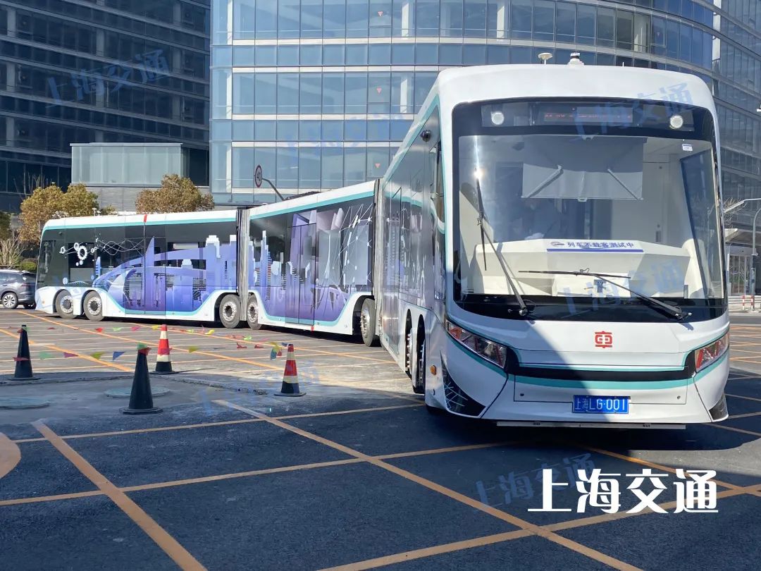 一次能载300人的公交车亮相上海它究竟有多另类
