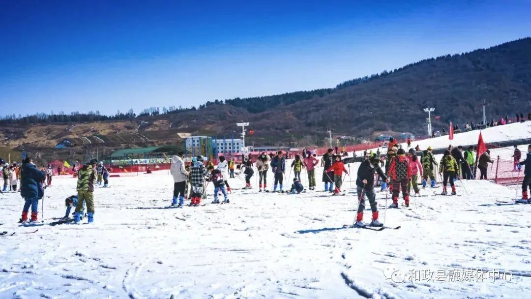 日均接待过三千 松鸣岩国际滑雪场春节假期人气旺