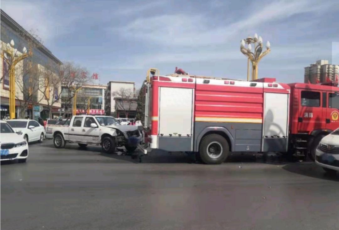焦点丨银川一辆消防车出警,结果被皮卡车撞上!