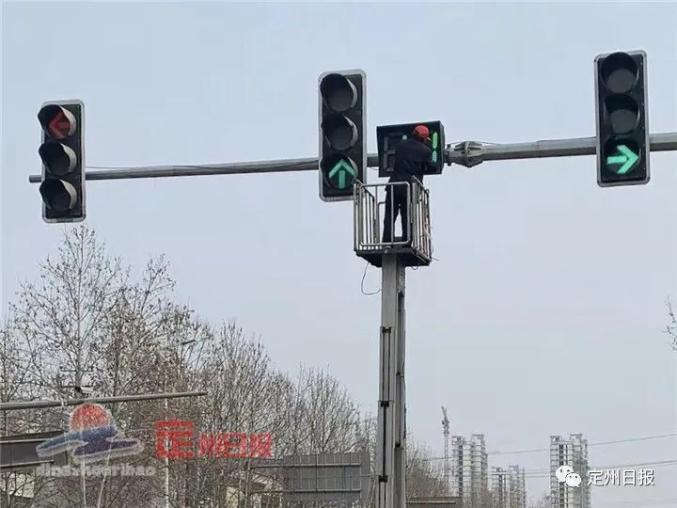 这个三岔口道路通行有变化,隔离护栏,禁止左转