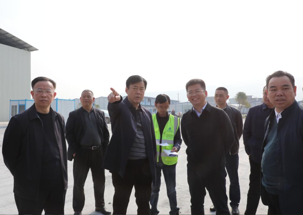 秦立军在调研高速公路建设情况时强调:全力配合,积极