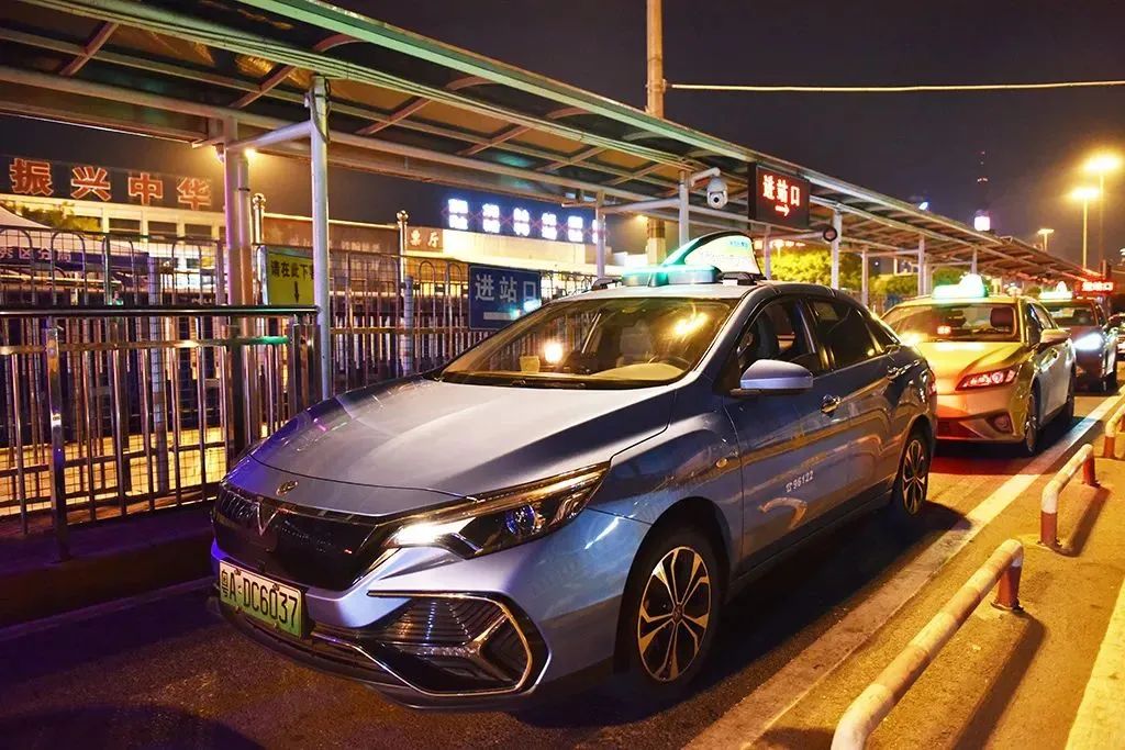 无论多晚,我们为您守候丨深夜抵穗,广州公交集团逾3万辆次出租车保障