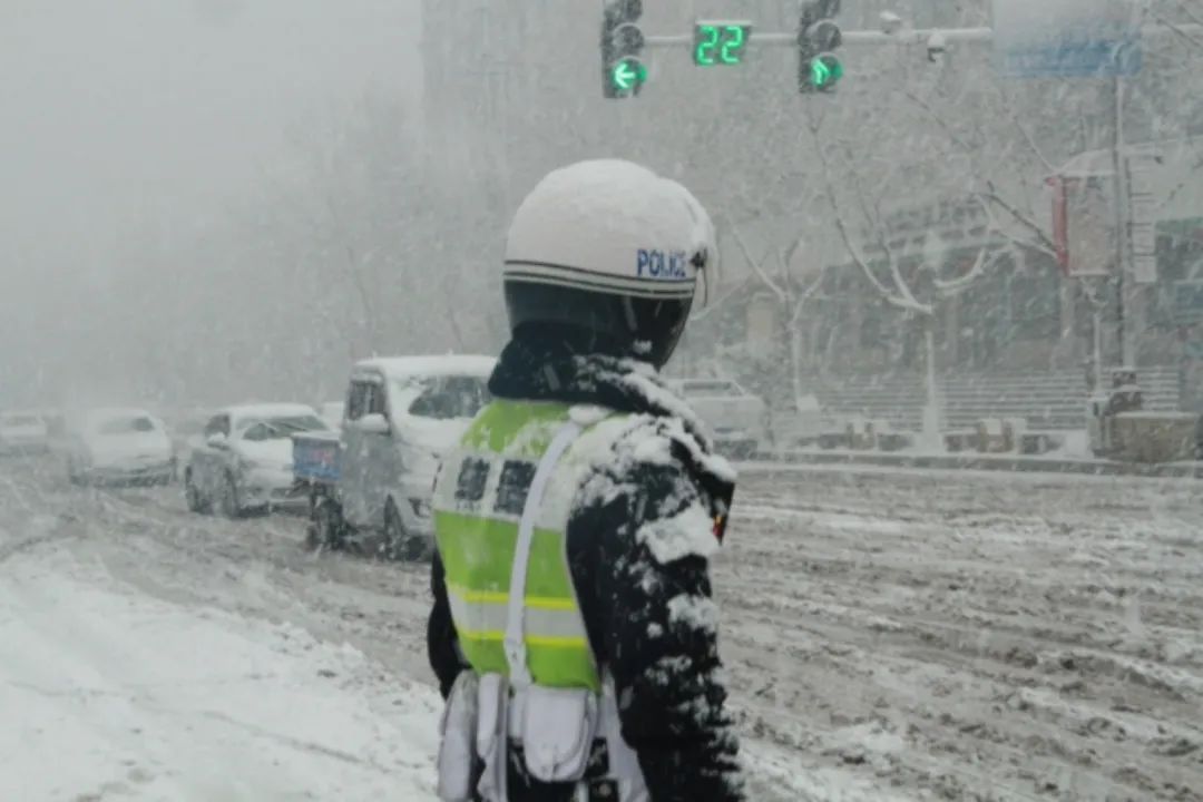 突降大雪 运城交警随雪而动