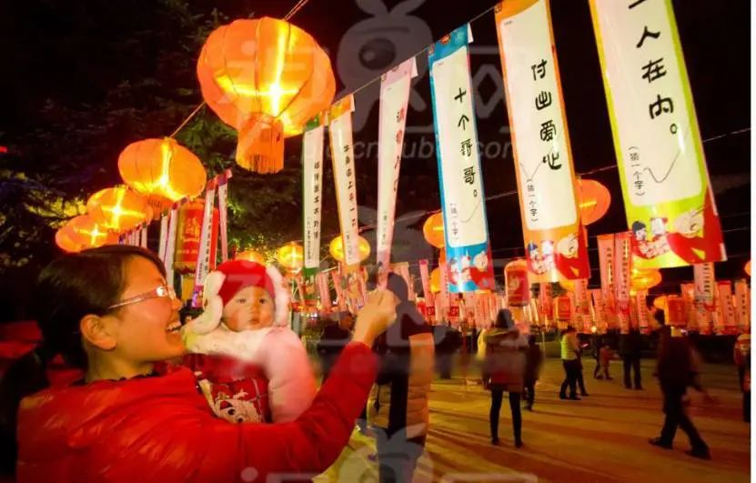 嘉鱼旅游 猜灯谜是流传了1500年以上的元宵节特色活动.