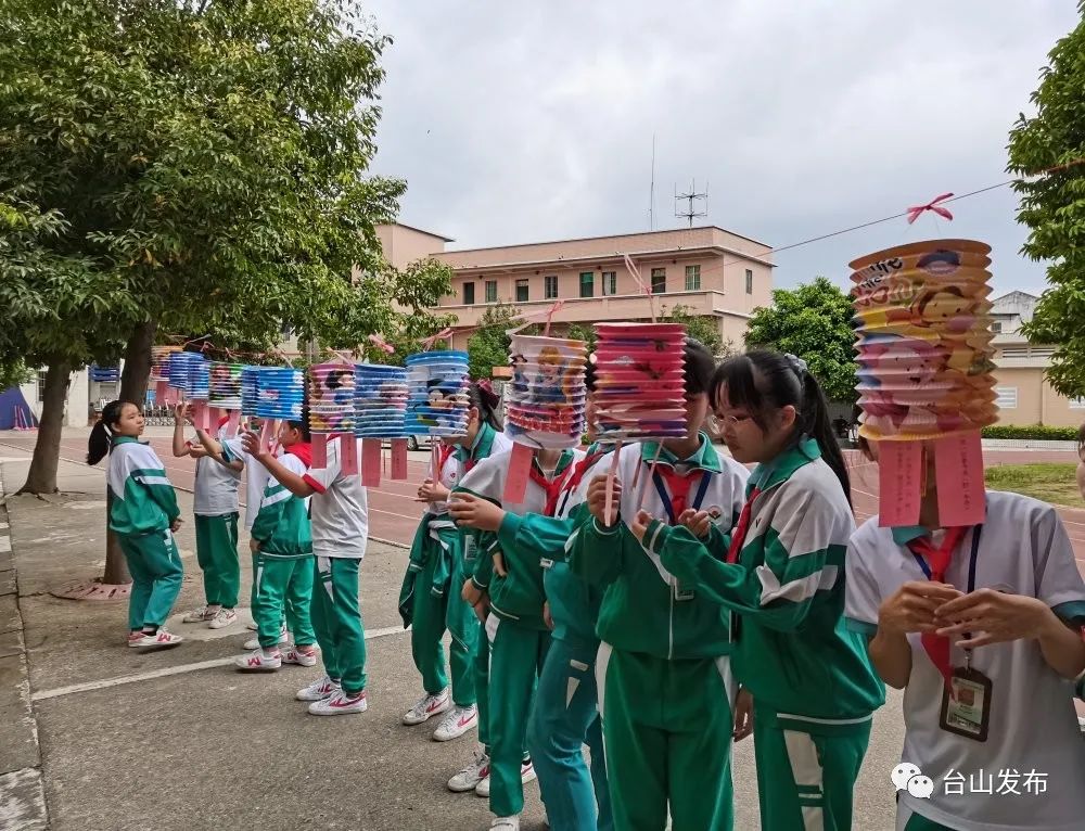 猜灯谜东晖小学手工制作灯笼,展示自己的灯笼作品猜灯谜海宴镇中心