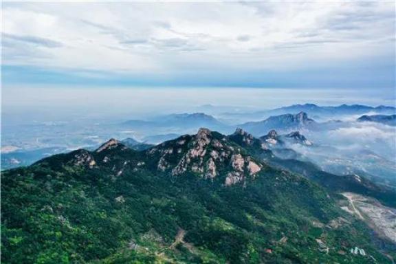 威海新闻网 昆嵛山 昆嵛山素有"仙山之祖"的美誉,横亘于牟平,文登