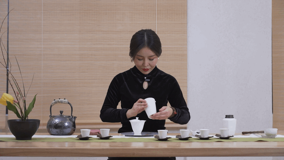 温杯的时候要慢慢地让水沿着品茗杯的最边缘一周,然后弃水.