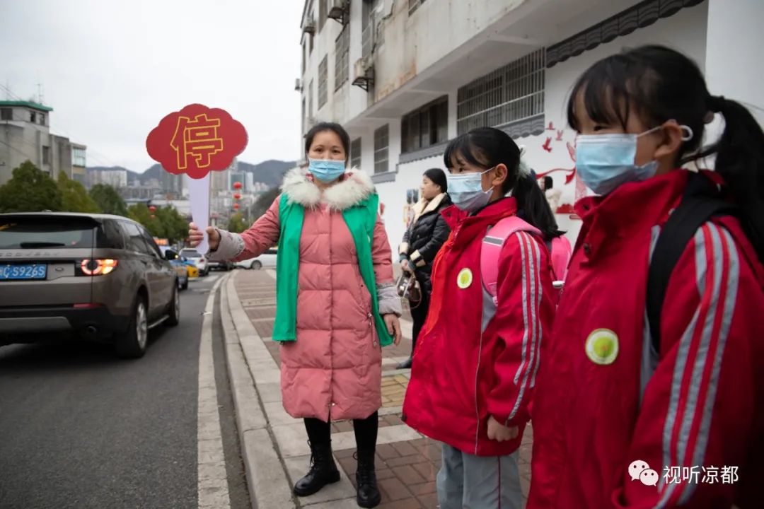 有笑有泪丨今早，六盘水上演春天里的“开学大