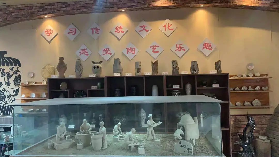 除开展"磁州窑文化"课程之外,峰峰各学校也开展了"磁州窑文化" 主题