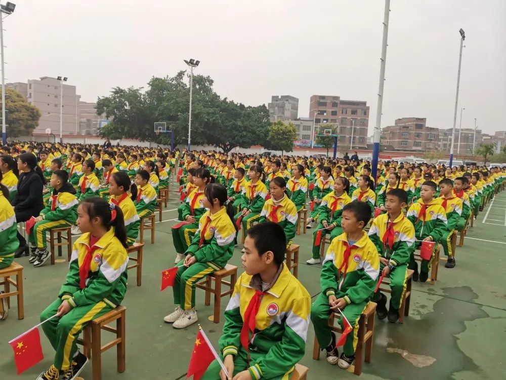 感动!直击来宾中小学开学第一课