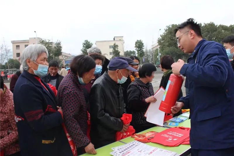 活动当天共计发放防灾避险应急手册,安全生产知识手册,消防宣传图画