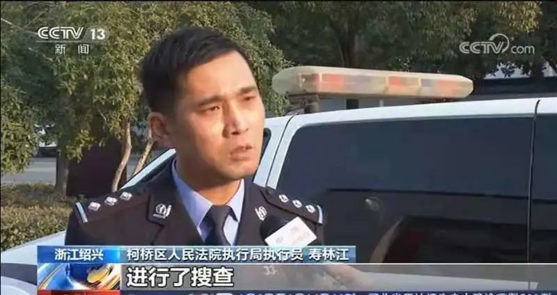 "日前,柯桥法院执行员寿林江赶赴兰亭街道申请执行人王某某家中,将已