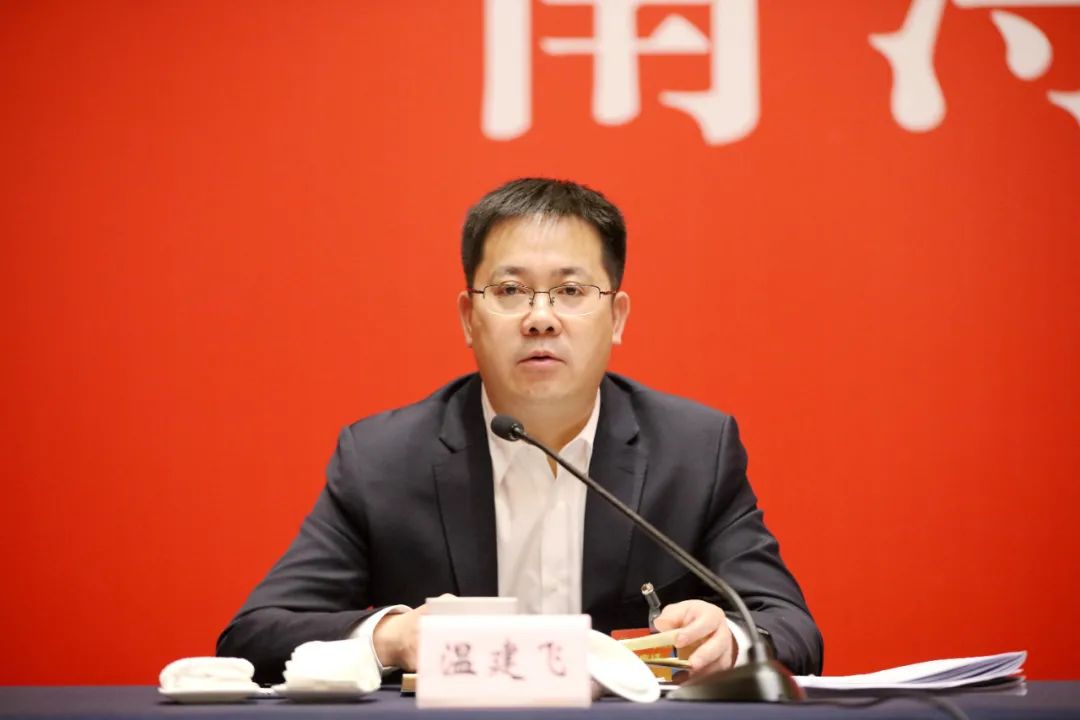 3月1日下午,市人大代表,区委副书记,区长温建飞在南浔代表团审议市