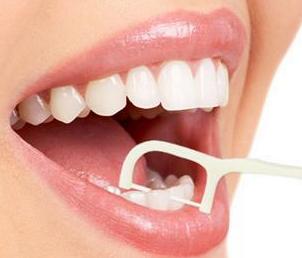 随着年龄的增加且牙周炎不加以控制,导致牙槽骨萎缩,塞牙缝现象越来越