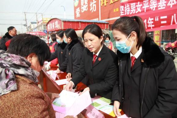 东海法院开展三八节普法宣传活动