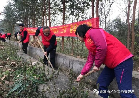 市人大副主任闭海东带队到石祥村开展植树修水利活动