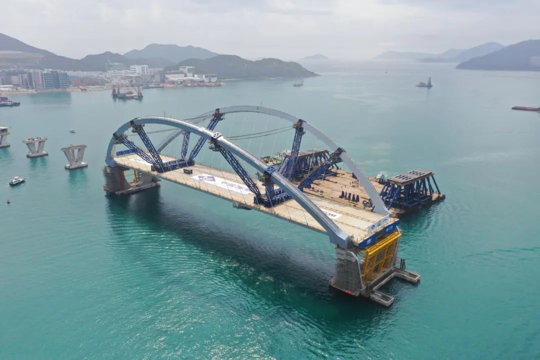 国内首例香港将军澳跨湾大桥主桥整体浮托安装成功
