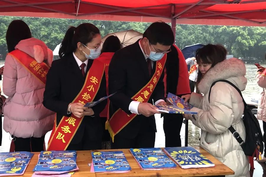 受牌,展示,宣传,这个"学雷锋纪念日"安小检有点忙!