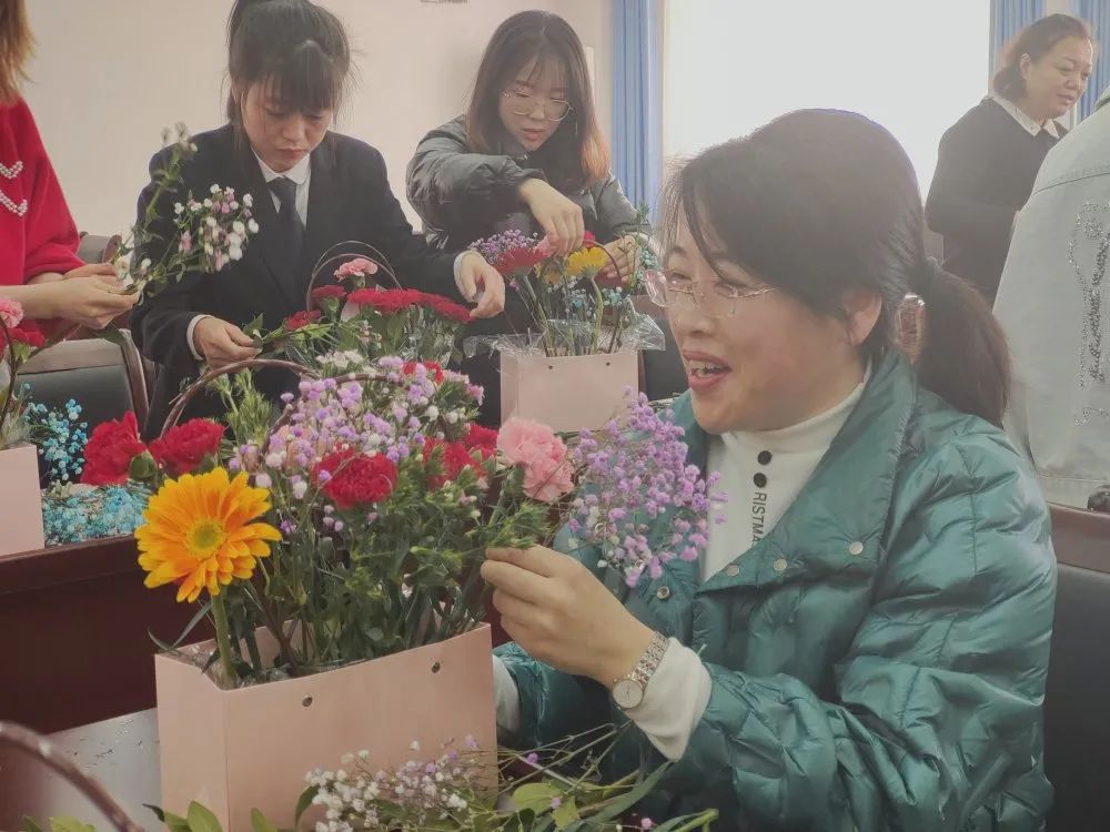 展诗情花艺现巾帼风采红寺堡法院开展花香三八插花活动