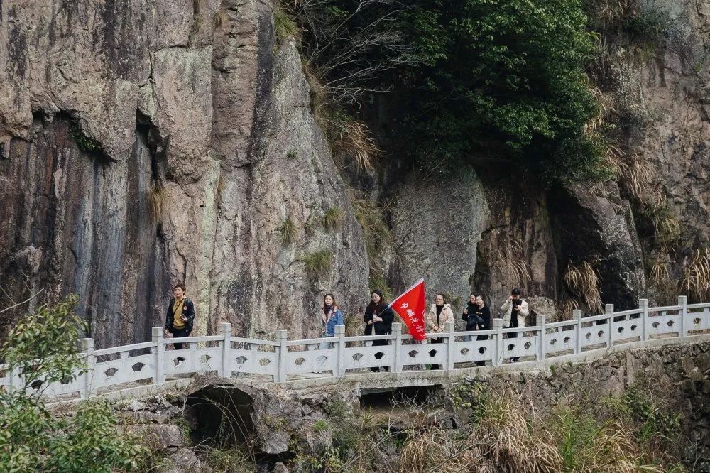 学今天我们重走红旗渠,就是学习芹溪村人民一股子不认命,不服输的精神