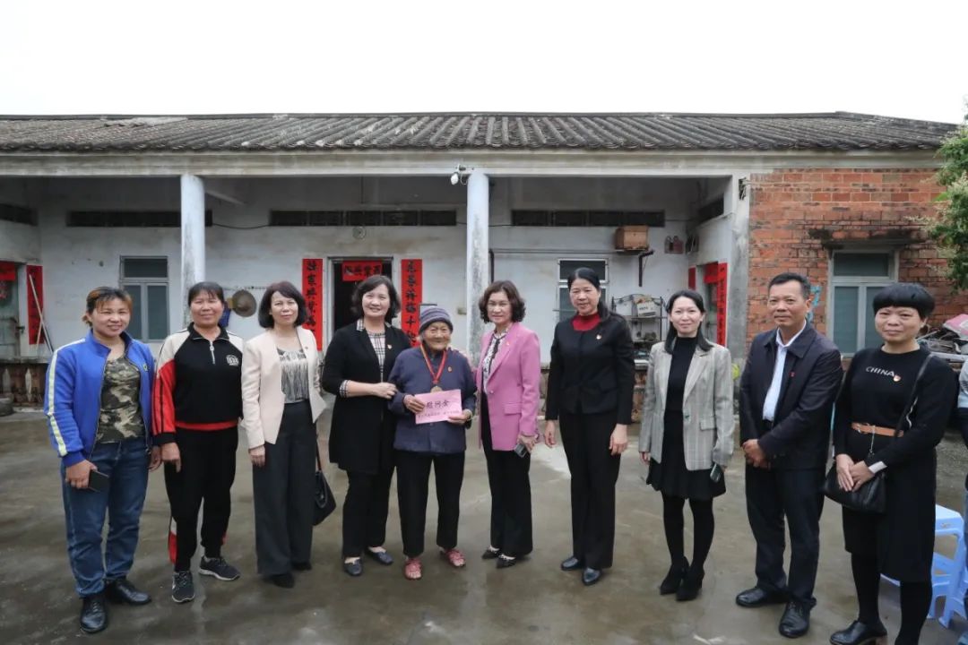 走访慰问梁才英在麻章区委副书记林红明的陪同下,陈翔一行来到了