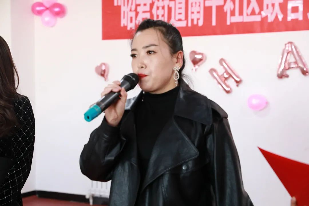 杨秉昊妈妈收到暖心礼物后激动不已▲冯小琴上台为婆婆送祝福▲听完