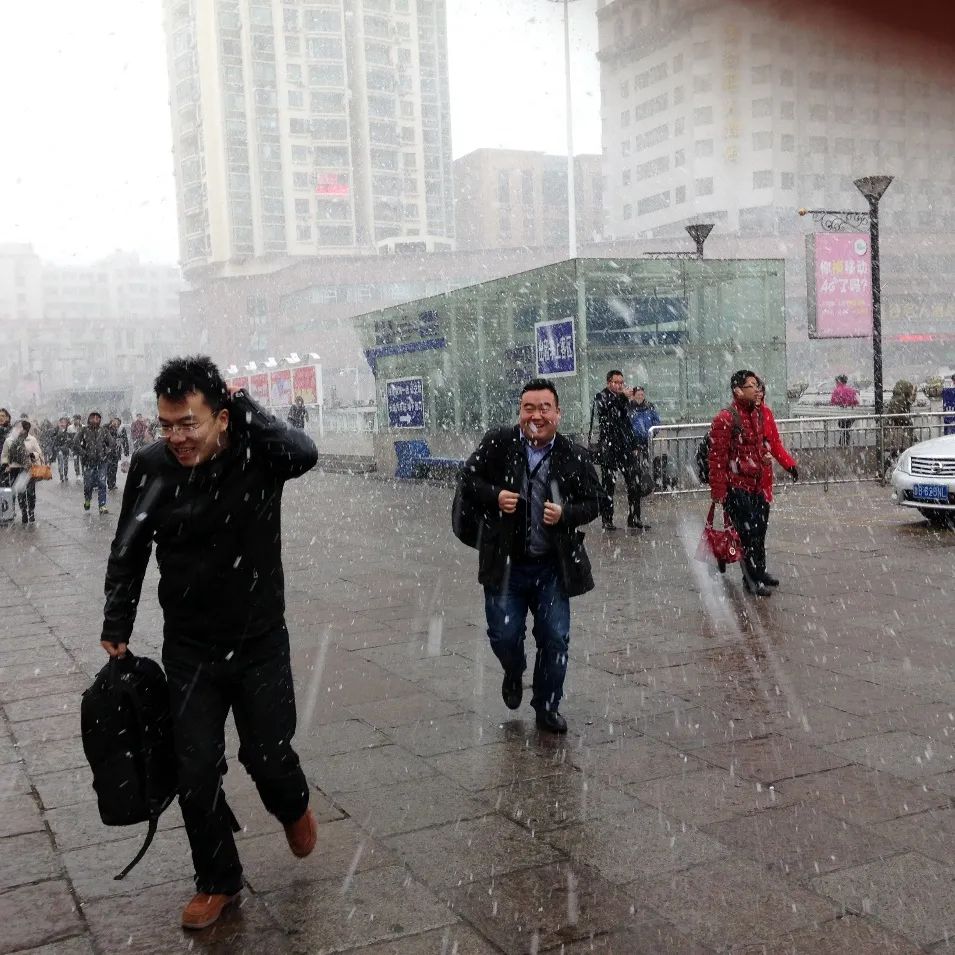 图6:大雪寒风中人们的笑脸 作者拍摄于2014年12月31日,青岛火车站广场
