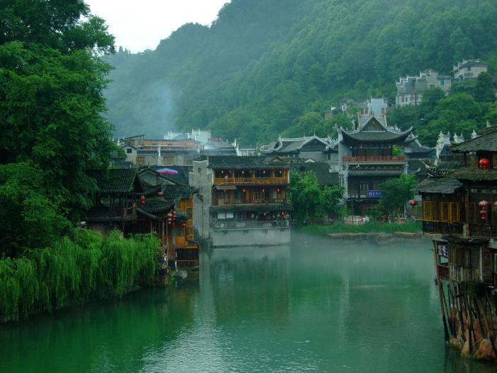 开发商把湘西古镇装扮得怡红快绿,沈从文:我不该写边城