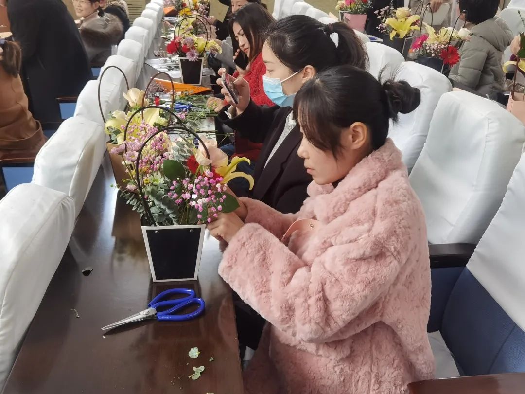 巧手插花魅力巾帼临泉法院举办三八妇女节花艺培训活动