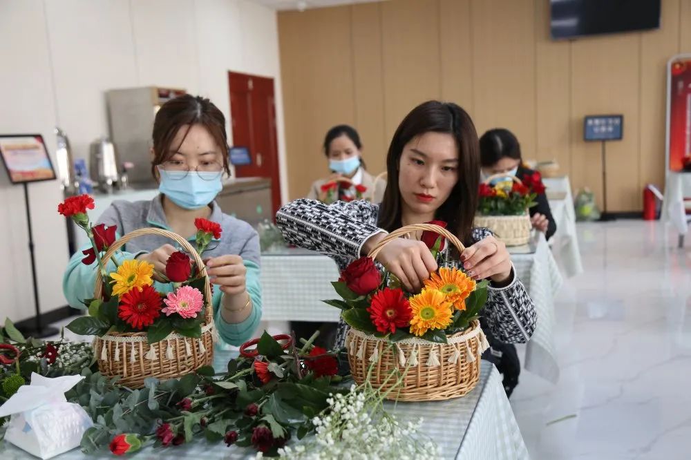 女神节丨龙口法院开展魅力巾帼花香满溢艺术插花活动