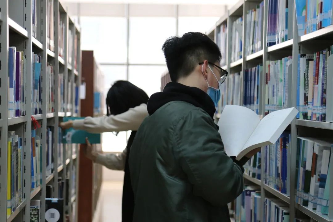 为保障开学后同学们拥有健康安全的学习环境配合学校防疫举措图书馆