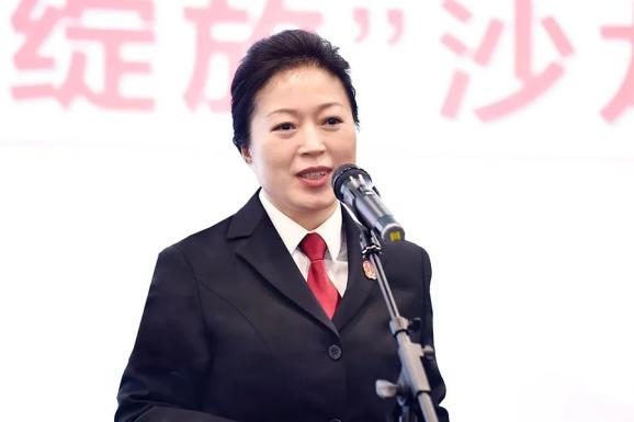 市法院党组副书记,副院长李爱君受孙道林院长委托,代表市法院党组向全