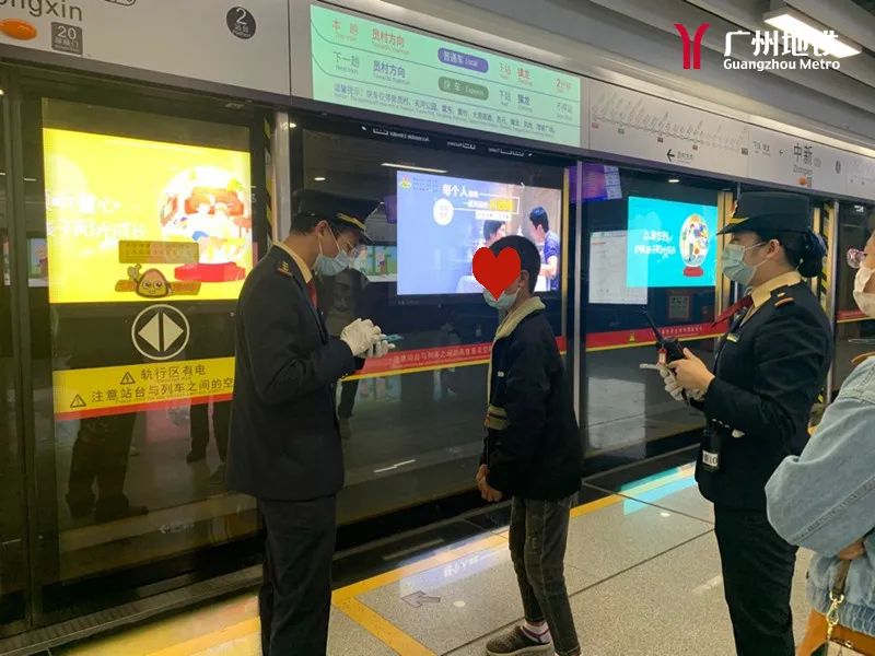 正能量‖广州地铁站内小男孩两度走失,站务人员协助寻回家人