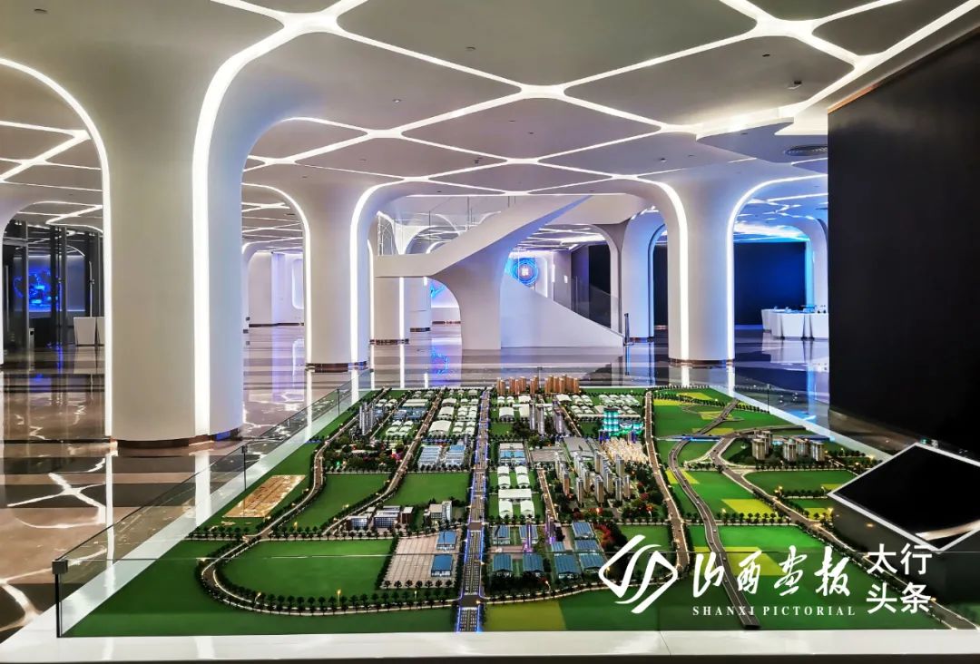 山西智创城3月8日下午,晋城市城区凤阳小学在吴王山举行庆"三八"行