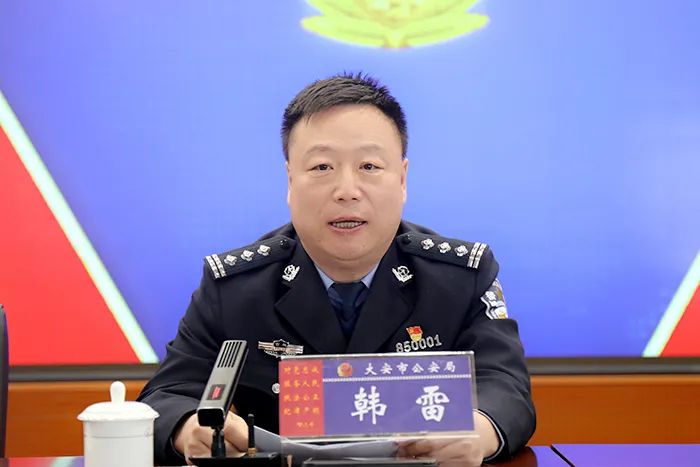 副市长,公安局党委书记,局长韩雷出席会议并作公安工作报告.