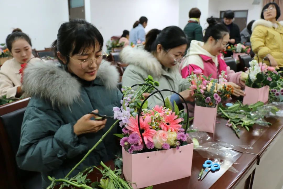 颍东"半边天"插花庆"三八"