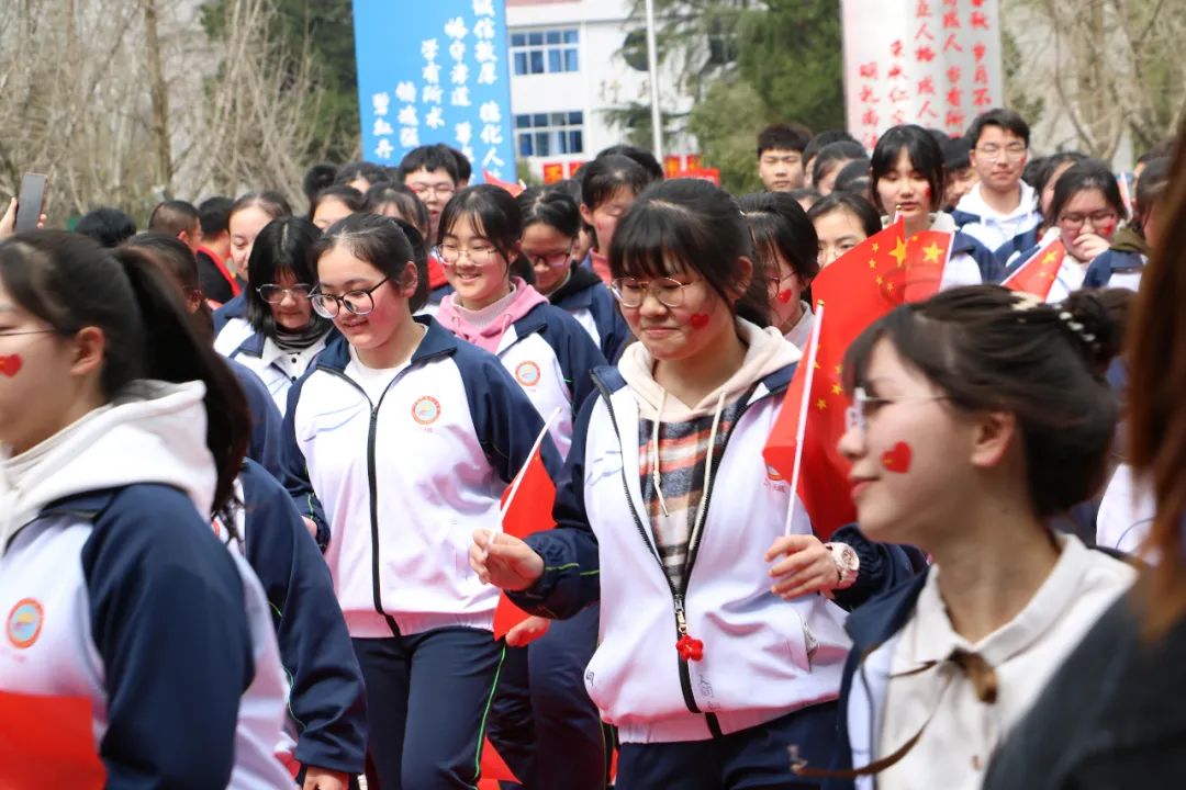 3月12日,六安市毛坦厂中学在学校行政楼前的银杏广场为高三年级同学